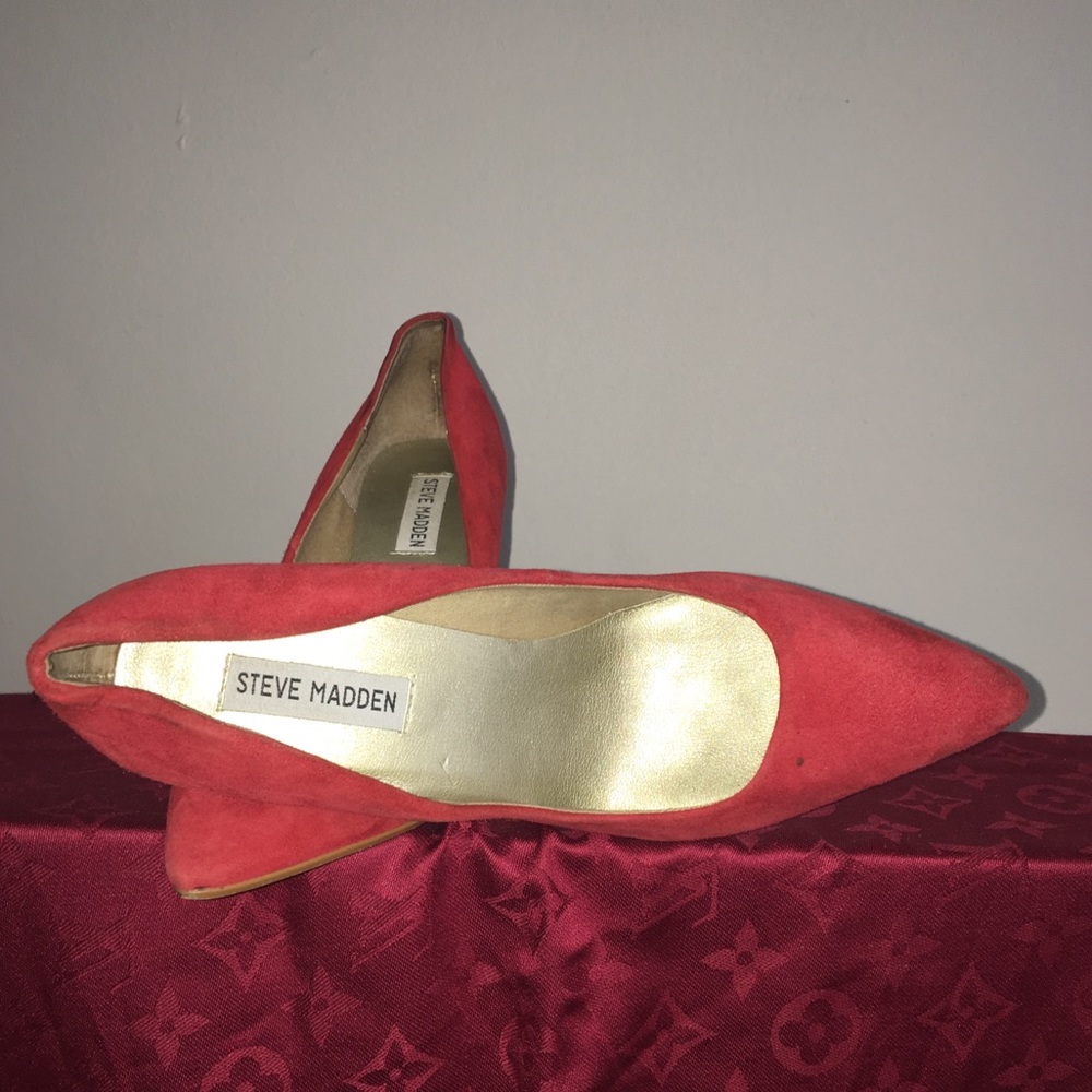 Suede heeled pointy toe pump